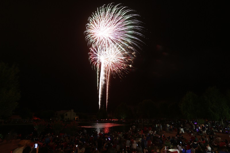 Sahuarita Times: Rancho Sahuarita Celebrates Successes of 2015 - Fireworks